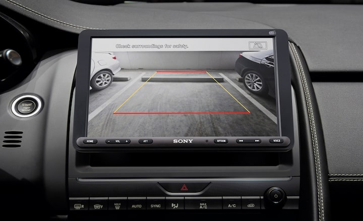 Image of the 22.7cm (8.95") DAB Media Receiver with WebLink Cast inside a car with a driver using the rear view camera.